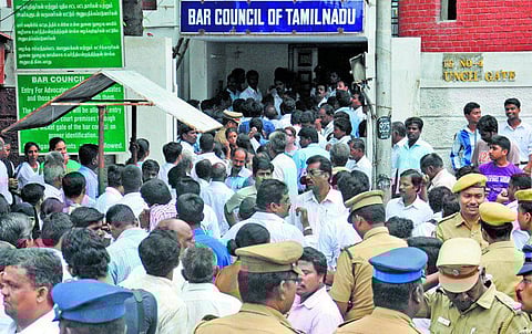 தமிழ்நாடு பார் கவுன்சிலில் வழக்கறிஞர் பதிவு நிறுத்தம்: புகார் வந்ததால் உயர் நீதிமன்றம் உத்தரவு