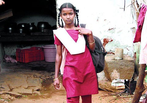 கீரை விற்கும் பள்ளி மாணவி﻿