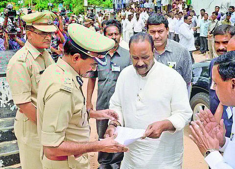 போலீஸாருடன் கள்ளநோட்டுக் கும்பல் மோதல்: ஹைதராபாதில் காவலர் உட்பட இருவர் பலி