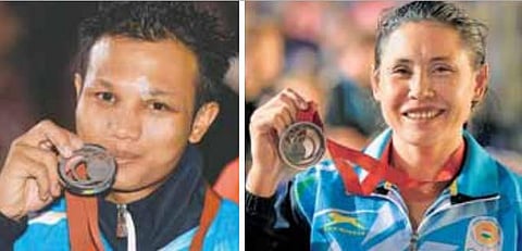 காமன்வெல்த்: குத்துச்சண்டை போட்டியில் தேவேந்திரோ, சரிதாவுக்கு வெள்ளி