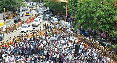 முதல்வரை இழிவுபடுத்திய இலங்கை அரசு பொது மன்னிப்பு கேட்க வேண்டும்: திரையுலகினர் ஆவேசம்