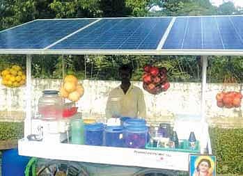 சூரிய ஒளி மின்சாரத்தில் பழச்சாறு கடை: விழுப்புரம் இளைஞரின் வித்தியாச முயற்சி