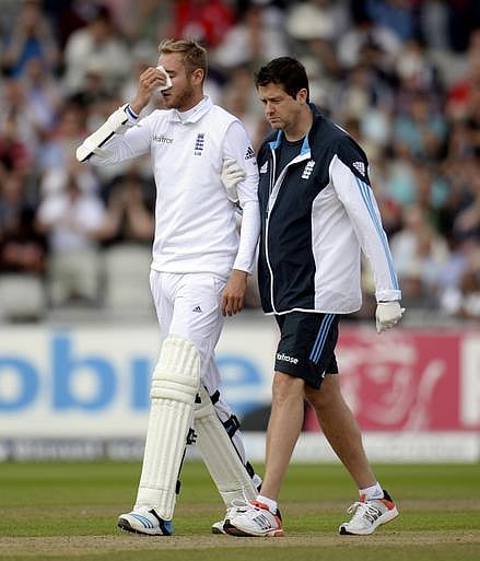 ஆக்ரோஷமான பவுன்சரில் ஸ்டூவர்ட் பிராட் மூக்கைப் பெயர்த்தார் வருண் ஆரோன்