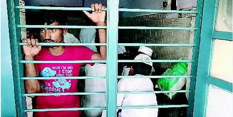 கேரளாவுக்கு சென்ற 48 மாணவர்கள் காட்பாடி ரயில் நிலையத்தில் மீட்பு﻿: குழந்தைத் தொழிலாளர்கள் என சந்தேகம்﻿