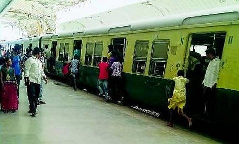 பறக்கும் ரயிலில் சாகசம் செய்யும் பள்ளிச் சிறுவர்கள்!- விபரீதம் நிகழும் முன் விழித்துக் கொள்ளுமா ரயில்வே துறை﻿