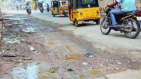 பழுதடைந்த சாலைகள்: சென்னையில் பொதுமக்கள் கடும் அவதி