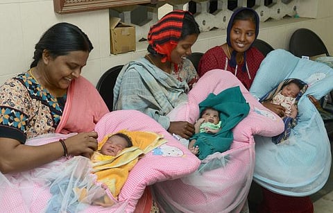 அரசு மருத்துவமனைகளில் பிறக்கும் குழந்தைகளுக்கு ரூ.1000 மதிப்பில் அம்மா பரிசு பெட்டகம்