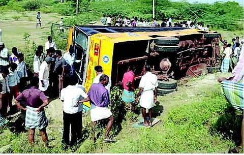 கள்ளக்குறிச்சி அருகே பள்ளி பேருந்து கவிழ்ந்து 30 மாணவர்கள் படுகாயம்﻿