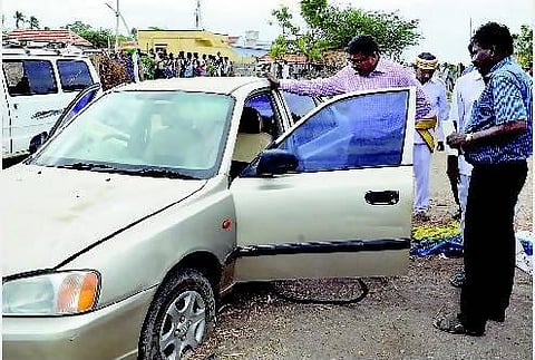 கார் கதவை திறக்க முடியாமல்  சிக்கித் தவித்த  4  குழந்தைகள் பலி﻿: தூத்துக்குடி அருகே கோயில் விழாவில் பரிதாபம்﻿