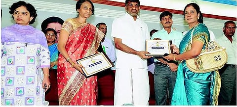 12,600 பட்டதாரி ஆசிரியர்கள் அரசு பள்ளிகளில் விரைவில் நியமனம்﻿: அமைச்சர் வீரமணி தகவல்﻿