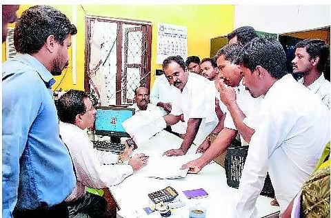 முதிர்வு தொகை கேட்டு தனியார் நிறுவனம் முற்றுகை﻿: கிருஷ்ணகிரியில் ரூ.5 கோடி மோசடி?﻿