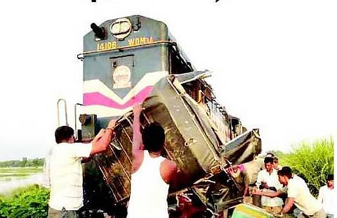 ஆட்டோ மீது ரயில் மோதல்: 20 பேர் பலி﻿