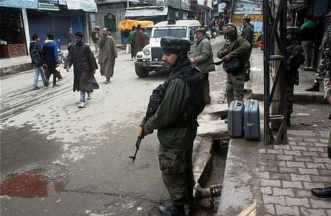 எல்லையில் கடும் துப்பாக்கி சண்டை: 4 தீவிரவாதிகள், 2 ராணுவ வீரர்கள் பலி﻿ - 25 இந்திய நிலைகள், 19 கிராமங்கள் மீது தாக்குதல்﻿