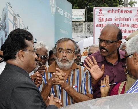 மவுலிவாக்கம் 11 மாடி கட்டிட விபத்து: முதல்வரிடம் விசாரணை அறிக்கை தாக்கல்