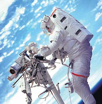 அந்தரத்தில் மிதக்கும் அதிசயம்!