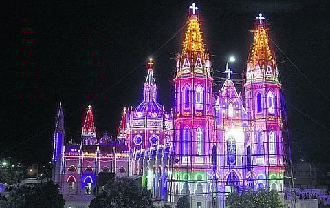 வேளாங்கண்ணி ஆண்டுப் பெருவிழா கொடியேற்றத்துடன் நாளை  தொடக்கம்: பக்தர்கள் குவிகின்றனர்; செப். 7-ம் தேதி பெரிய தேர் பவனி