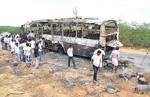 ராமநாதபுரம் அருகே சுற்றுலா பேருந்தில் தீ: 3 குழந்தைகள் உட்பட 5 பேர் பலி