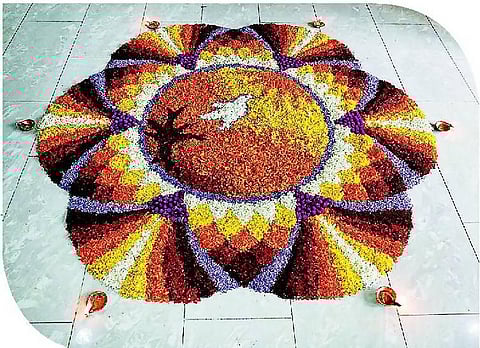 வண்ணமயமான அத்தப்பூ கோலம்