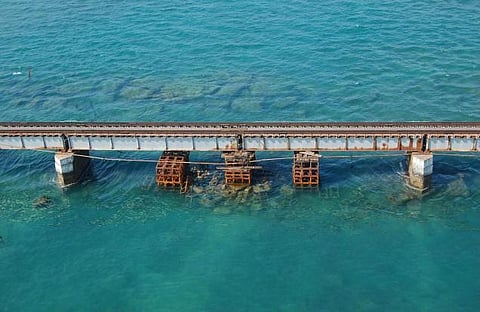 பாக் நீரிணைக்கும் மன்னார் வளைகுடாவுக்கும் நடுவே...﻿