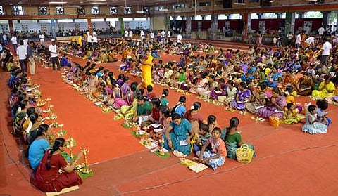 உலக அமைதிக்காக 7 ஆயிரம் பேர் பங்கேற்ற குத்துவிளக்கு பூஜை﻿: வள்ளுவர் கோட்டத்தில் நடந்தது﻿