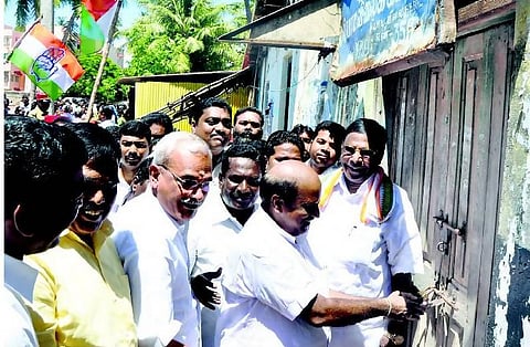 ரேஷன் கடைகளை பூட்டி  நாராயணசாமி திடீர் போராட்டம்﻿: புதுச்சேரி அரசு மீது சரமாரி புகார்﻿