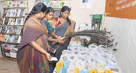 இயற்கை பொருட்களால் ஒரு புத்தக அரங்கு: செயலாலும் சுற்றுச்சூழலை வலியுறுத்தும் ‘இயல்வாகை’﻿