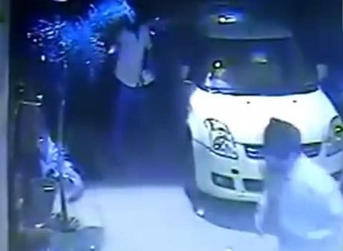 டெல்லியில் வீட்டின் முன்பு பாஜக எம்.எல்.ஏ. மீது துப்பாக்கிச் சூடு: கேமராவில் பதிவானது மர்ம நபரின் தாக்குதல்