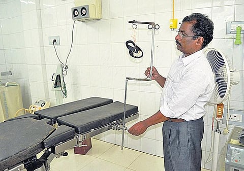 அறுவைச் சிகிச்சைக்கு புதிய கருவி: அரசு மருத்துவர் வடிவமைப்பு