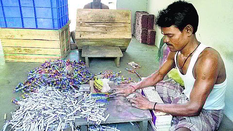 மூலப்பொருள்கள் விலை உயர்வால் சிவகாசியில் பட்டாசு உற்பத்தி பாதிப்பு﻿