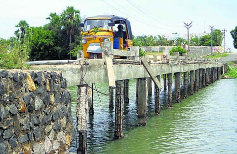 இடியும் நிலையில் பக்கிங்காம் கால்வாய் பாலம்: அச்சத்தில் மீனவ கிராமங்கள் - விடிவுகாலம் எப்போது?