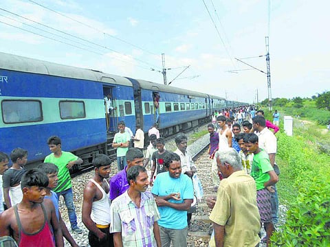 நடுவழியில் ரயில் பெட்டிகள் கழன்றன: அரக்கோணம் அருகே பயணிகள் அவதி