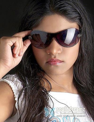 மனிதம் பேசும் மாடலிங் பெண்