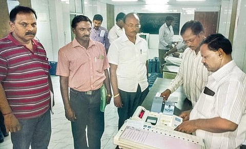 மின்னணு வாக்குப்பதிவு இயந்திரத்தில் வேட்பாளர்களின் சின்னங்கள் பொருத்தம்