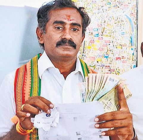 வாக்காளர்களுக்குப் பண பட்டுவாடா: பாஜக வேட்பாளர் புகார்