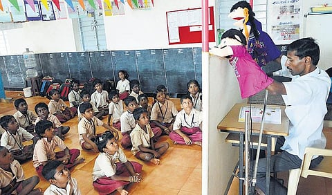 பொம்மலாட்டம் நடக்குது... குழந்தைகள் ஜாலியா படிக்குது... - மாணவர்களைக் கவரும் புது முயற்சி