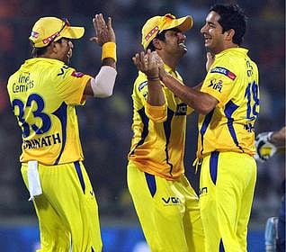 பந்து வீச்சிற்கான ரன் அப் ஆரம்பித்த பிறகு பவுலரை மாற்ற முயன்ற தோனி