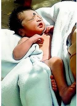 கழிப்பறையில் கிடந்த பெண் குழந்தை: வீசிச் சென்ற பெண்ணிடமே ஒப்படைத்த கிராமத்தினர்﻿