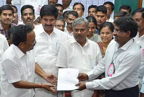 உள்ளாட்சி இடைத்தேர்தலில்﻿ அதிமுக அமோக வெற்றி﻿﻿: 2 மேயர், 4 நகராட்சி தலைவர் பதவிகளை கைப்பற்றியது﻿﻿