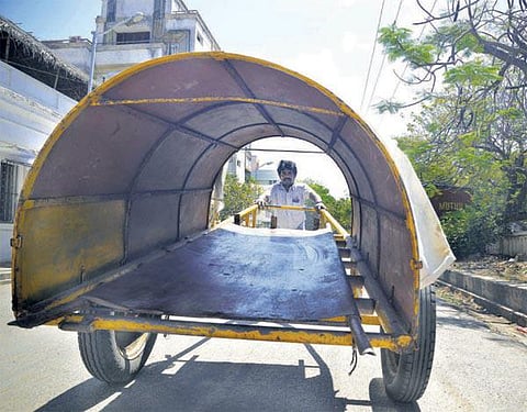 ஆதரவற்றோர் சடலங்களை கைவண்டியில் இழுத்து சென்று புதைக்கும் சந்திரகுரு﻿: நிரந்தர ஊதியம் இல்லாமல் தவிப்பு