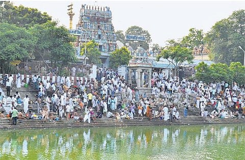 மஹாளய அமாவாசையை முன்னிட்டு முன்னோர்களுக்கு﻿ தர்ப்பணம்﻿: திருவள்ளூர், மயிலையில் ஆயிரக்கணக்கானோர் குவிந்தனர்