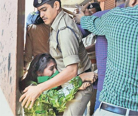 சைவ உணவுக்கு ஆதரவாக பிரச்சாரம்: போபாலில் ‘பெடா’ அமைப்பினர் மீது தாக்குதல்﻿