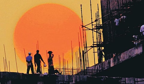 பகல் பாதி, இரவு பாதி