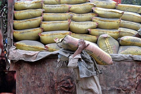 அம்மா சிமென்ட் திட்டத்தால் தட்டுப்பாடு வரும்﻿: கட்டுமானத் தொழிலில் இருப்பவர்கள் அச்சம்﻿