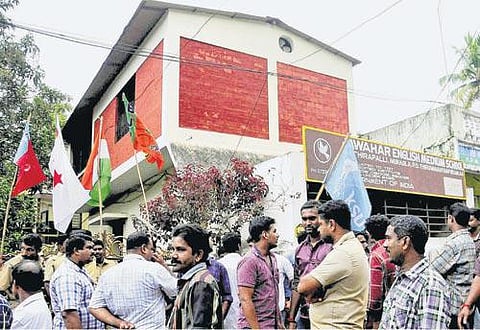 வகுப்பில் சக மாணவனுடன் பேசியதற்காக நாய்க் கூண்டில் அடைத்து வைத்து 4 வயது குழந்தை 3 மணி நேரம் சித்ரவதை﻿: பள்ளியை மூட கேரள மாநில அரசு உத்தரவு﻿﻿