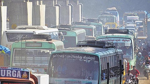 தொடர் விடுமுறை: பஸ், ரயில் நிலையங்களில் அலைமோதியது மக்கள் கூட்டம்