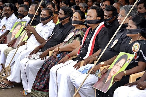 ஜெயலலிதா கைதுக்கு எதிர்ப்பு: சென்னையில் அதிமுக எம்.எல்.ஏ-க்கள் உண்ணாவிரதம்