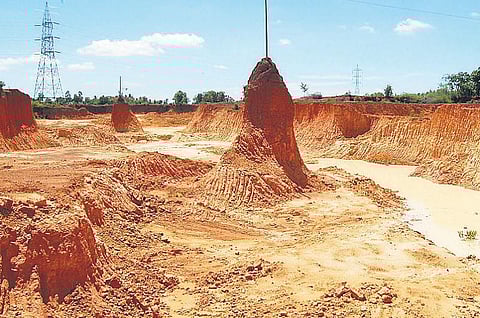 பாதாளம் வரை பாயும் பண வெறி.. பதற வைக்கும் செம்மண் கொள்ளை: அரசுக்கு ரூ.1,500 கோடி வருவாய் இழப்பு என புகார்