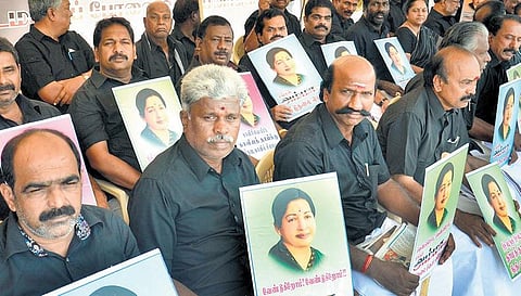 ஜெயலலிதாவை விடுதலை செய்யக்கோரி அதிமுக எம்எல்ஏக்கள் உண்ணாவிரதம்: தேமுதிக அதிருப்தி எம்எல்ஏக்களும் பங்கேற்பு