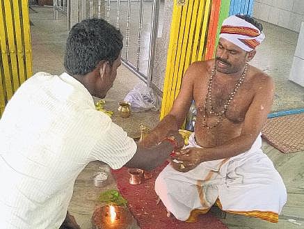 மெல்லத் தமிழன் இனி 1 - ஊற்றிக் கொடுக்கும் அம்மா