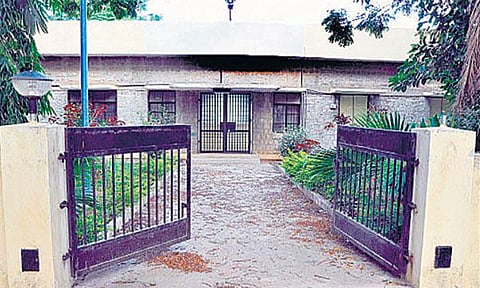 சிறையில் ஜெயலலிதாவுக்கு வசதிகள்: அதிமுகவை நெருங்கி வருகிறதா காங்கிரஸ்﻿?- அரசியலில் மாற்றங்கள் நிகழ வாய்ப்பு﻿﻿